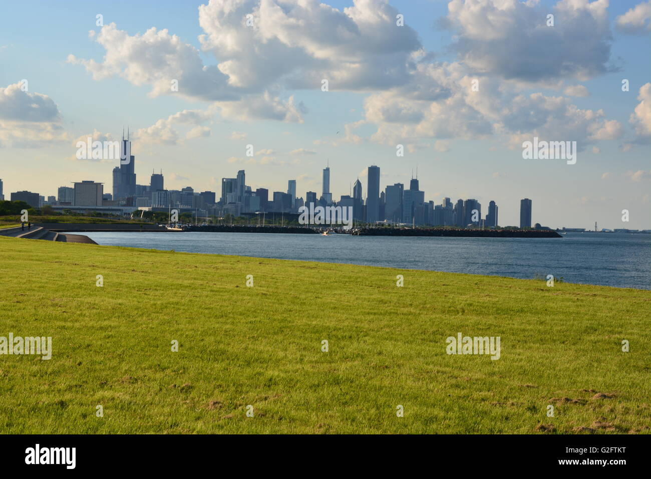Vue sur la ligne d'horizon du centre-ville de Chicago depuis la piste cyclable en bord de lac dans le quartier de Kenwood, sur le côté sud. Banque D'Images