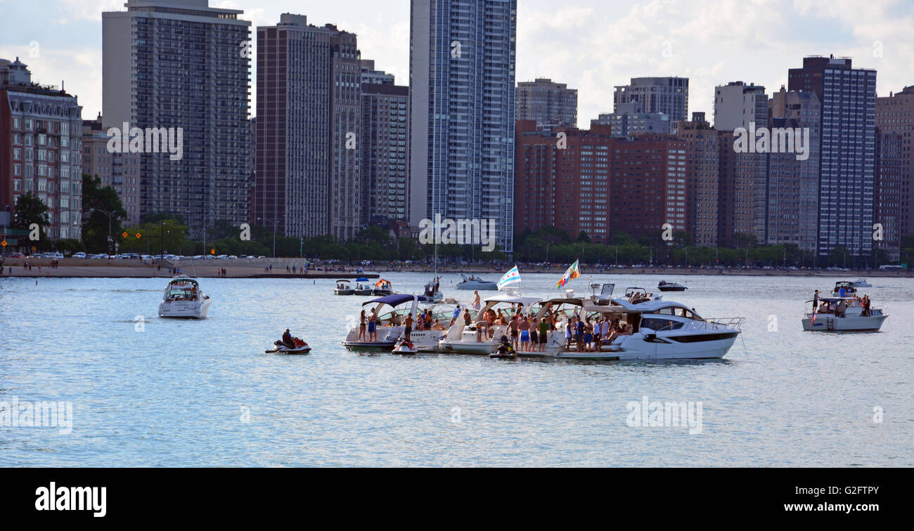 Partie bateaux amarrés au large de Milton Parc d'olive dans 'le parc d''un mur protégé sur le lac de Chicago au cours de l'avant le week-end du Memorial Day. Banque D'Images