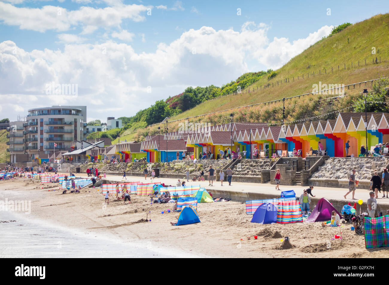 Cabines de plage donnant sur plage de North Bay, Scarborough, North Yorkshire, England, United Kingdom Banque D'Images