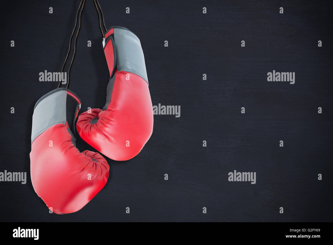 Image composite de gants de boxe attaché à fond blanc Banque D'Images