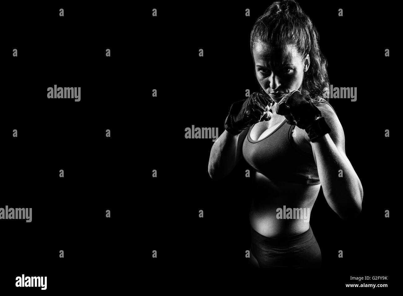 Image composite de portrait de femme avec position de combat Banque D'Images