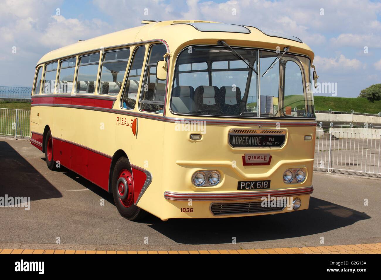 1961 Leyland leopard seul decker bus avec Harrington Cavalier chargé de l'affichage sur la promenade de Morecambe bus pendant la journée. Banque D'Images