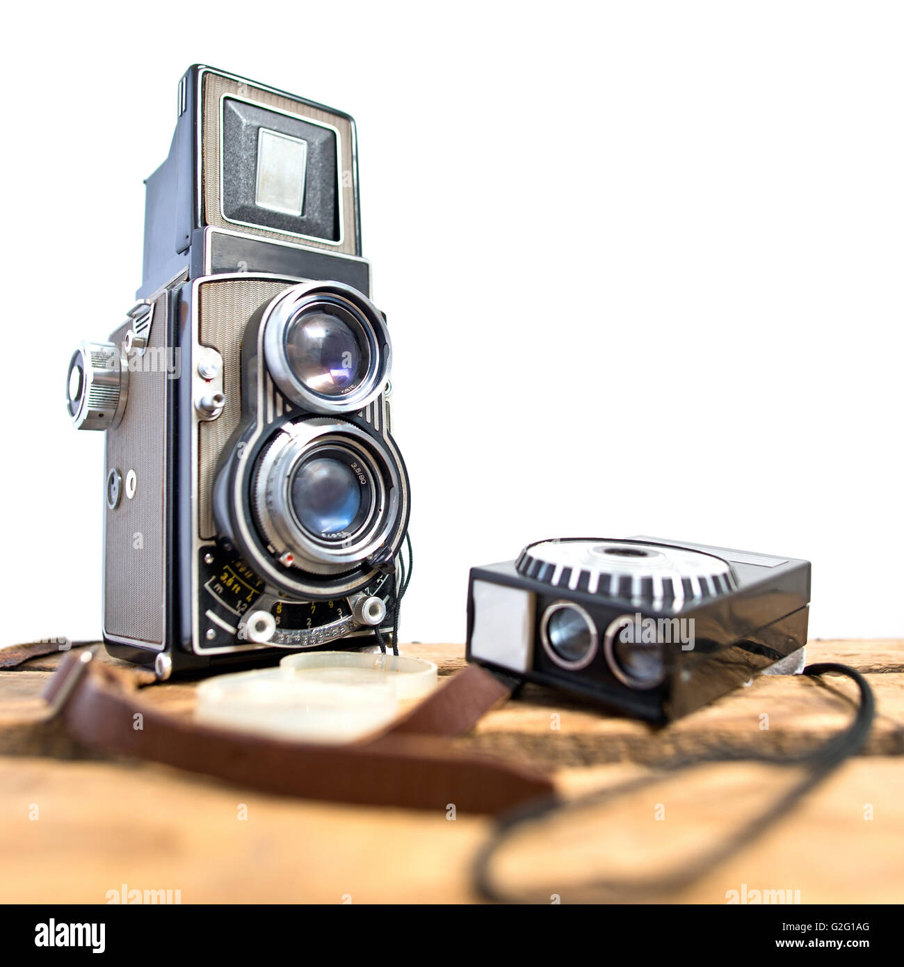 Ancien appareil photo reflex à double objectif avec luxmètre sur le fond  blanc Photo Stock - Alamy