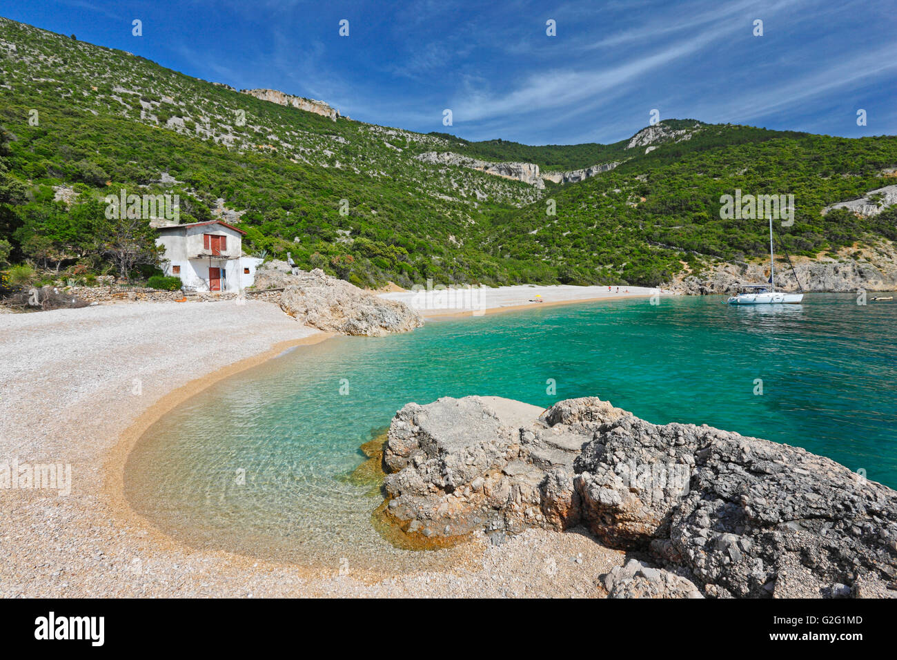 Belle plage avec voilier amarré sous le village de Lubenice sur l'île de Cres Banque D'Images