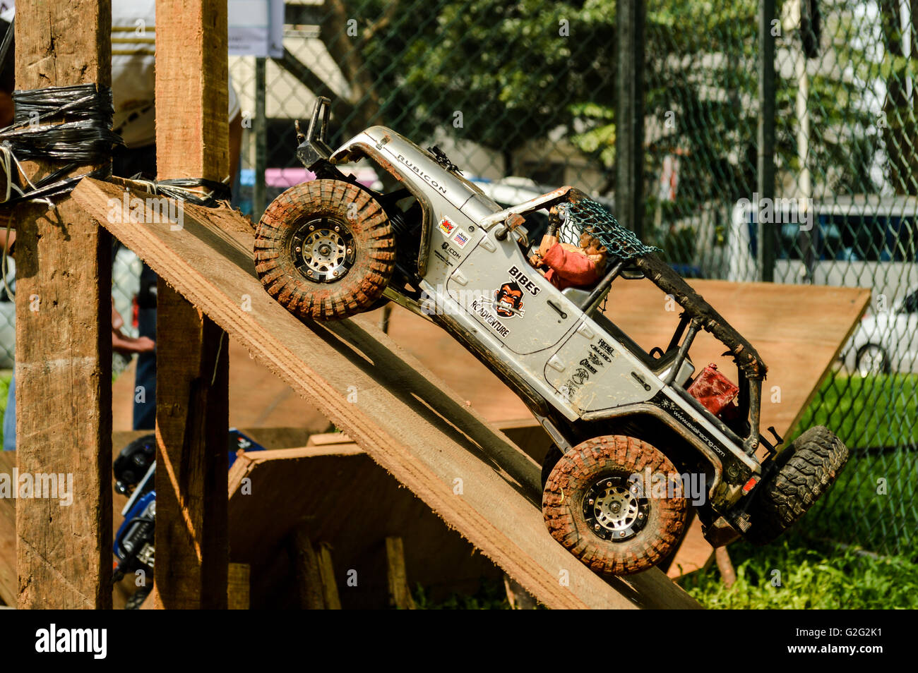 Déménagement dans le jeep RC off road quand tumplek 2016 événement automobile blek, Jakarta, Indonésie Banque D'Images