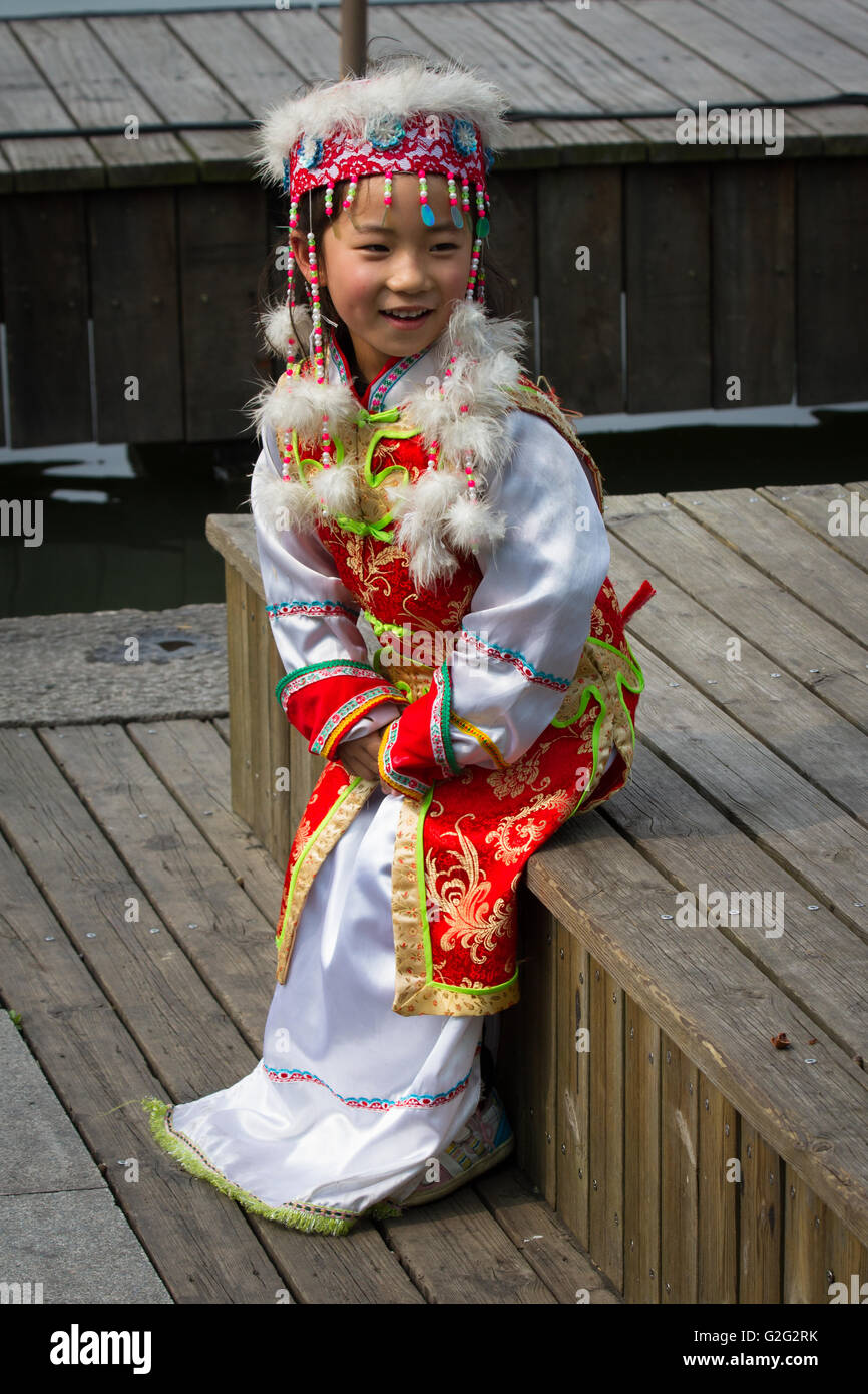 Enfant chinois portant un costume traditionnel à Hangzou, en Chine Photo  Stock - Alamy