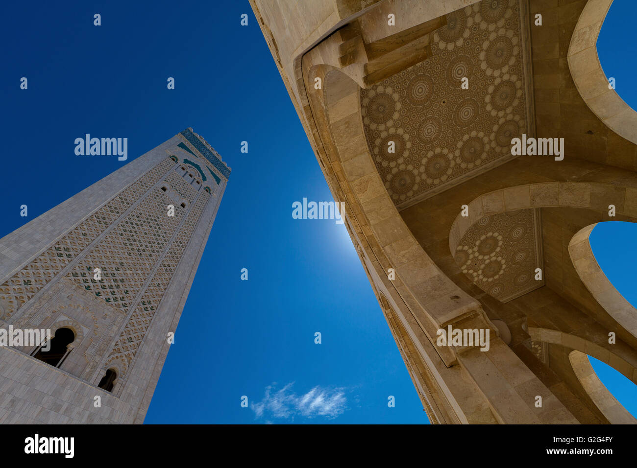 Mosquée et Mineret Against Blue Sky, Low Angle View, Casablanca, Maroc Banque D'Images