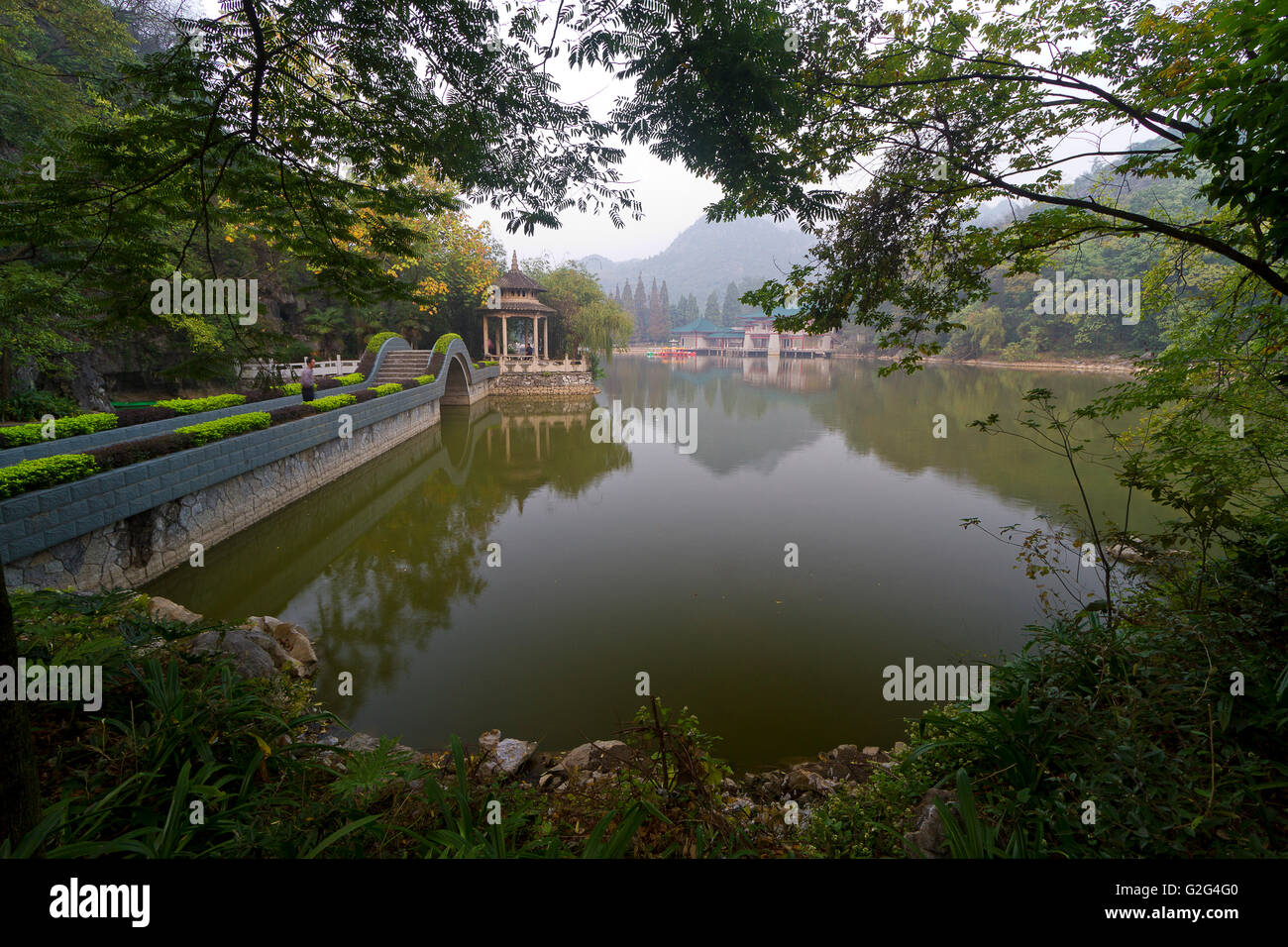Pagoda sur étang entouré d'arbres, Guilin, Chine Banque D'Images