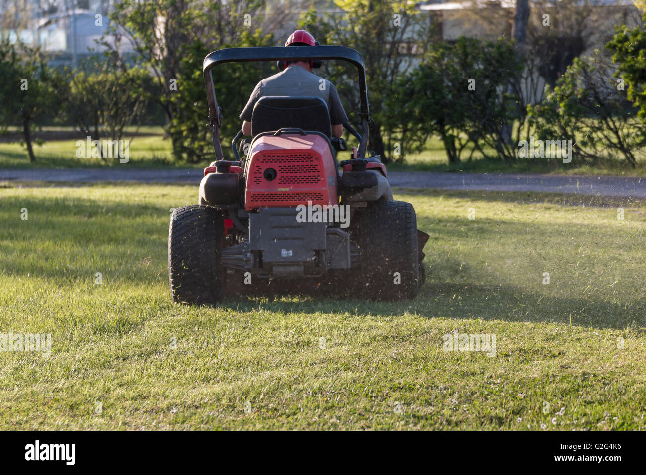 Équipements à gazon avec opérateur pour entretien jardin périodiquement Banque D'Images