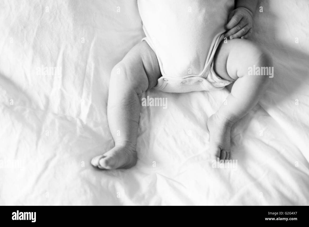Les jambes du bébé nouveau-né sur lit, High Angle View Banque D'Images