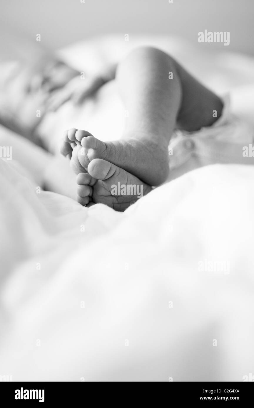 Les pieds de bébé nouveau-né on Bed Banque D'Images