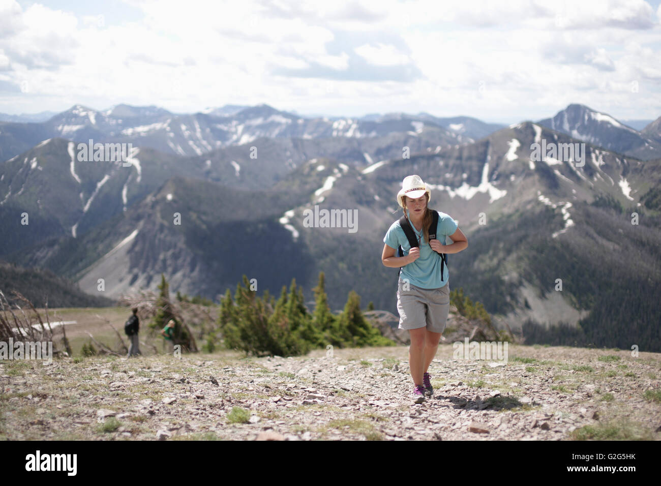 Teenage Girl Hiking Avec montagnes en arrière-plan, le Parc National de Yellowstone, États-Unis Banque D'Images