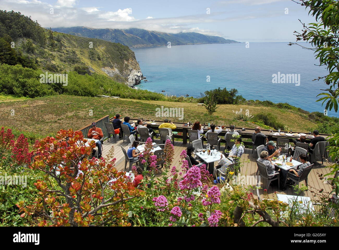 Les touristes de manger sur le pont Lucia dans Lucia Lodge sur la côte de Big Sur en Californie le long de la côte centrale de la California State Route 1 Banque D'Images