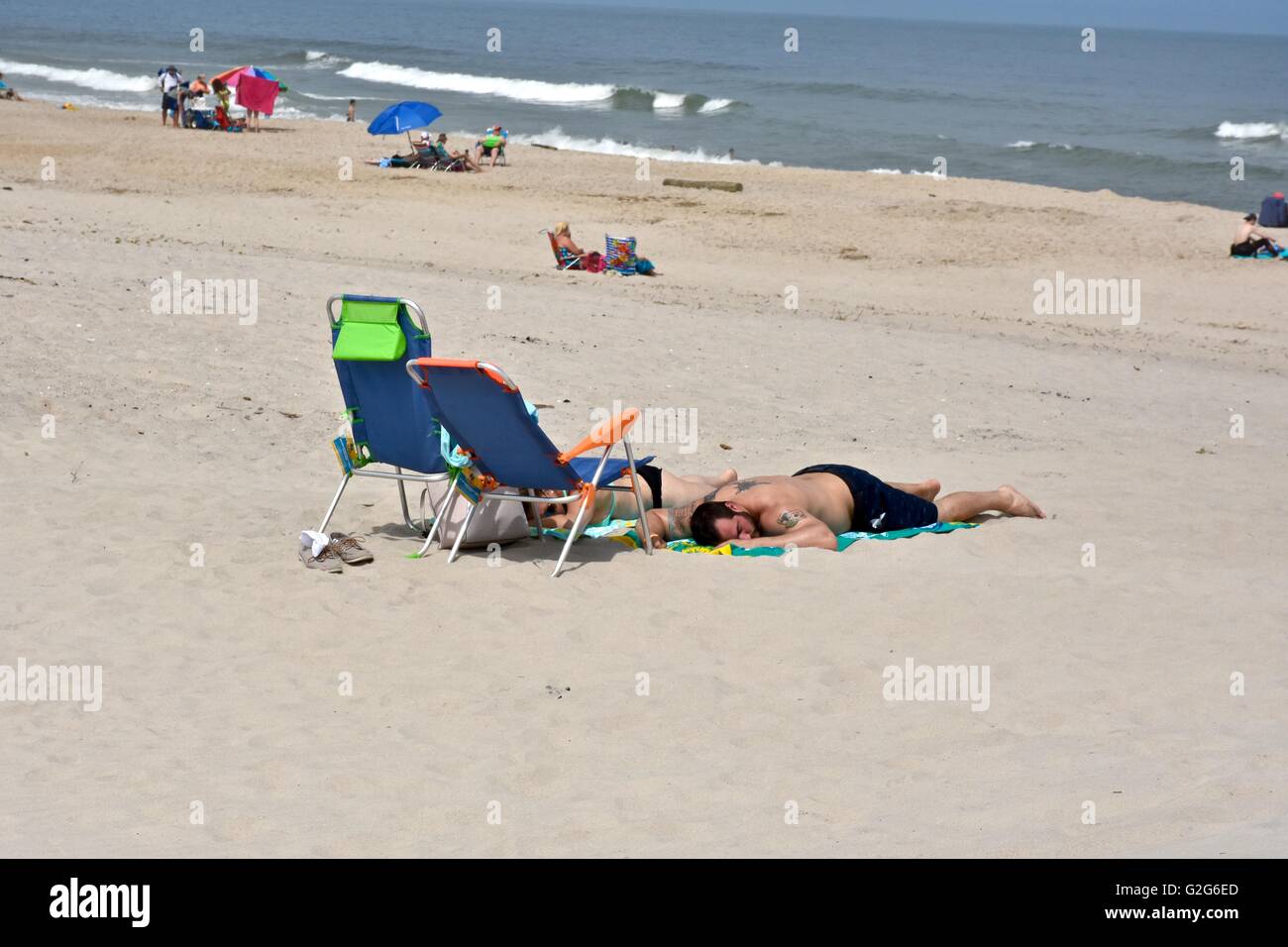 Un couple portant sur la plage pendant le week-end du Memorial Day Banque D'Images