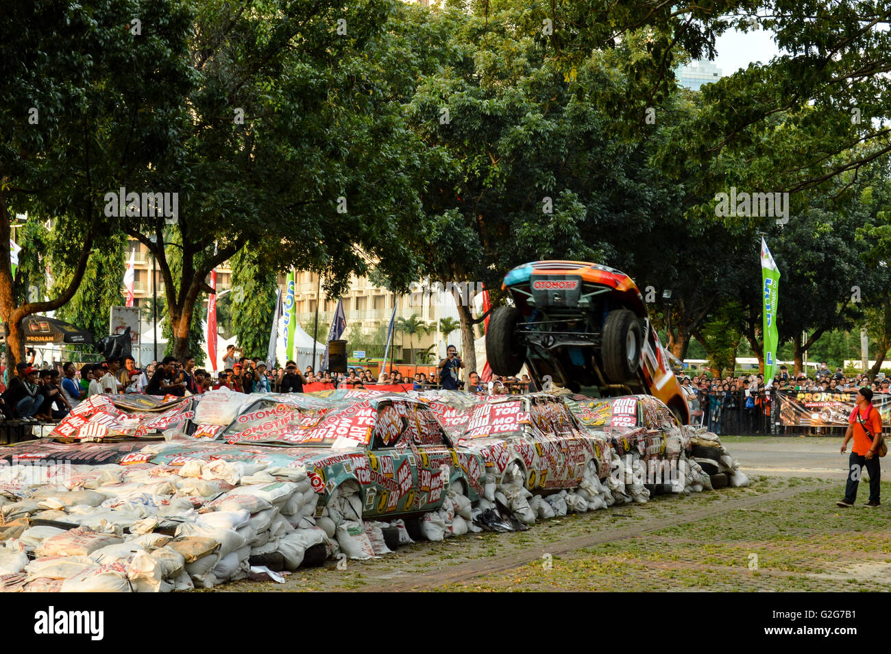 Monster monster gajah appelé suv saute sur voiture en tumplek événement automobile blek, Jakarta, Indonésie Banque D'Images