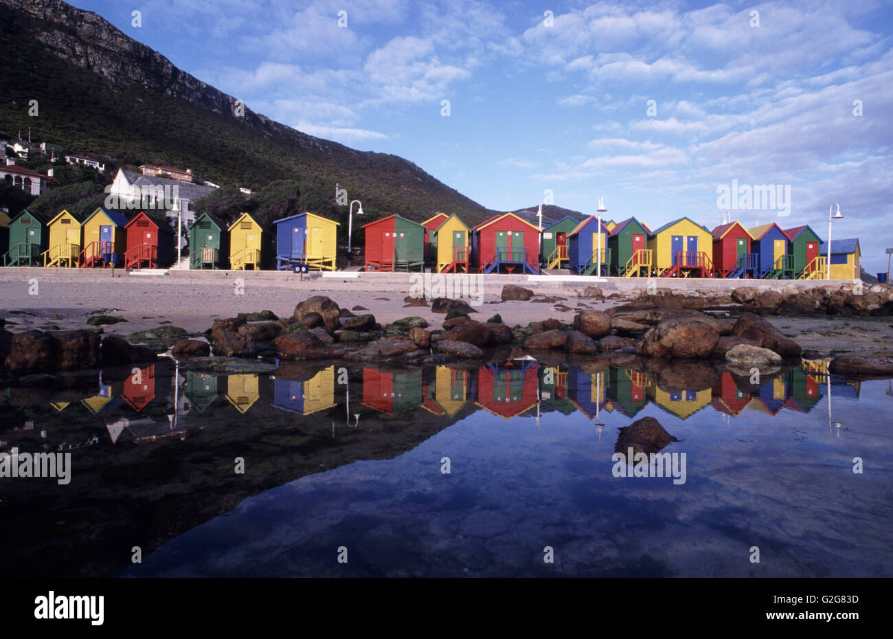 Cabanes de plage à Muizenberg, près de Cape Town, Afrique du Sud. Banque D'Images