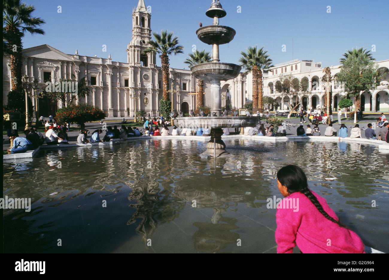 Le Pérou, Arequipa. Femme fontaine se penche au Banque D'Images