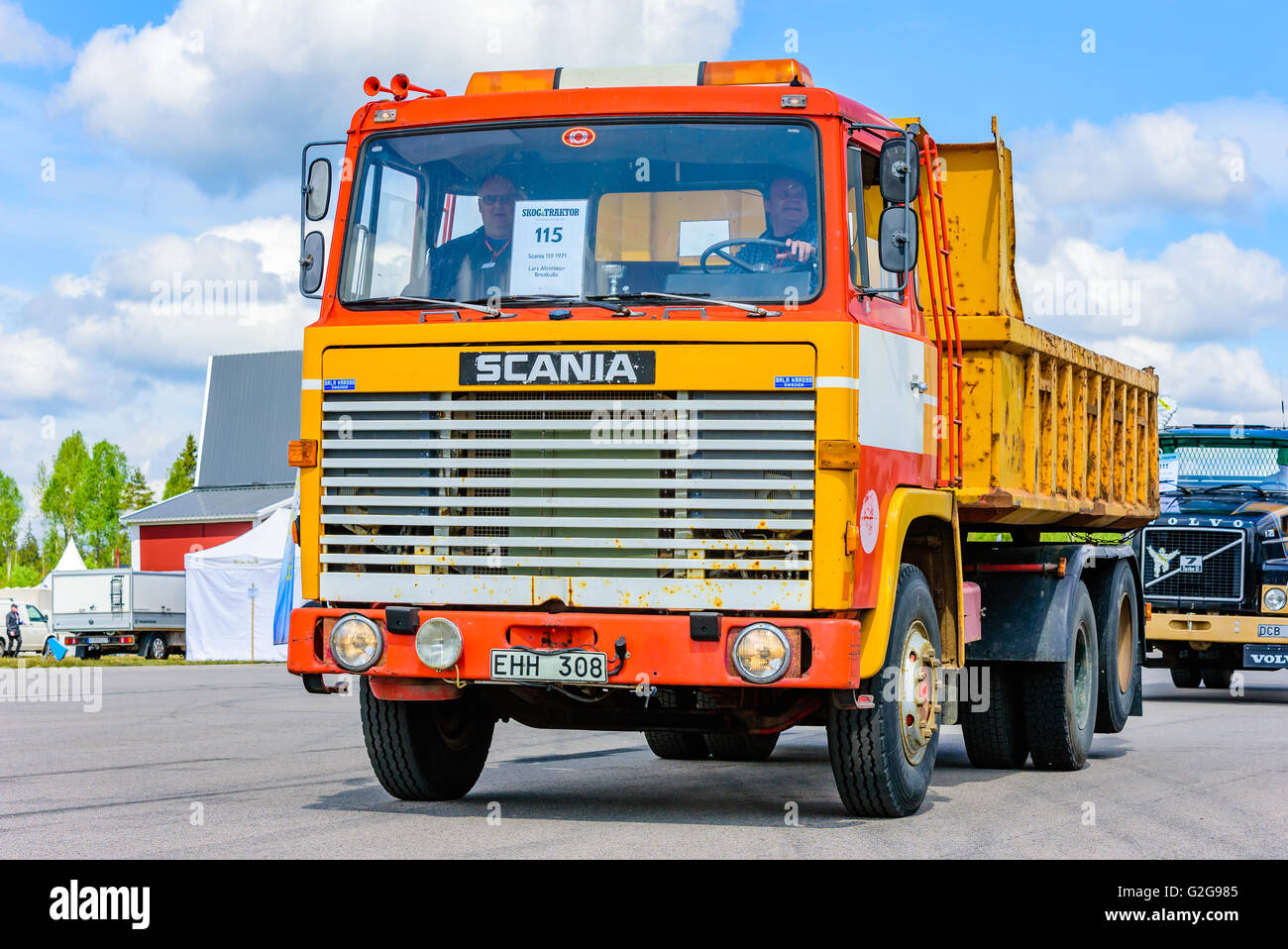 Emmaboda, Suède - Mai 14, 2016 : et le tracteur (Skog och traktor) juste. Vintage Classic camions sur parade. Ici une orange 19 Banque D'Images