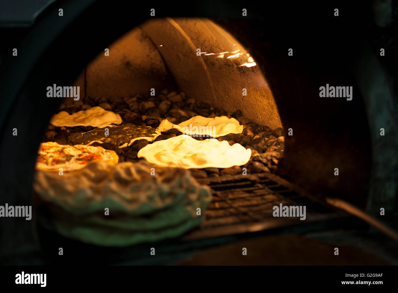 L'ancien Moyen-Orient four en pierre, avec à l'intérieur pain plat Banque D'Images L'ancien Moyen-Orient four en pierre, avec à l'intérieur pain plat Banque D'Images