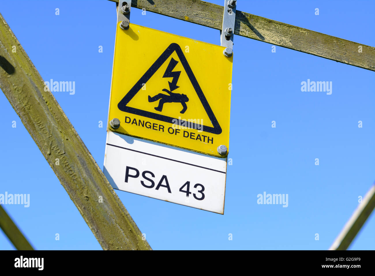 Danger de mort, PSA 43 sign sur un pylône d'électricité. Banque D'Images