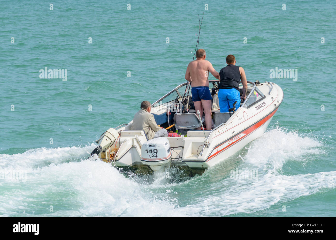 Petite vedette sur une rivière en été. Banque D'Images