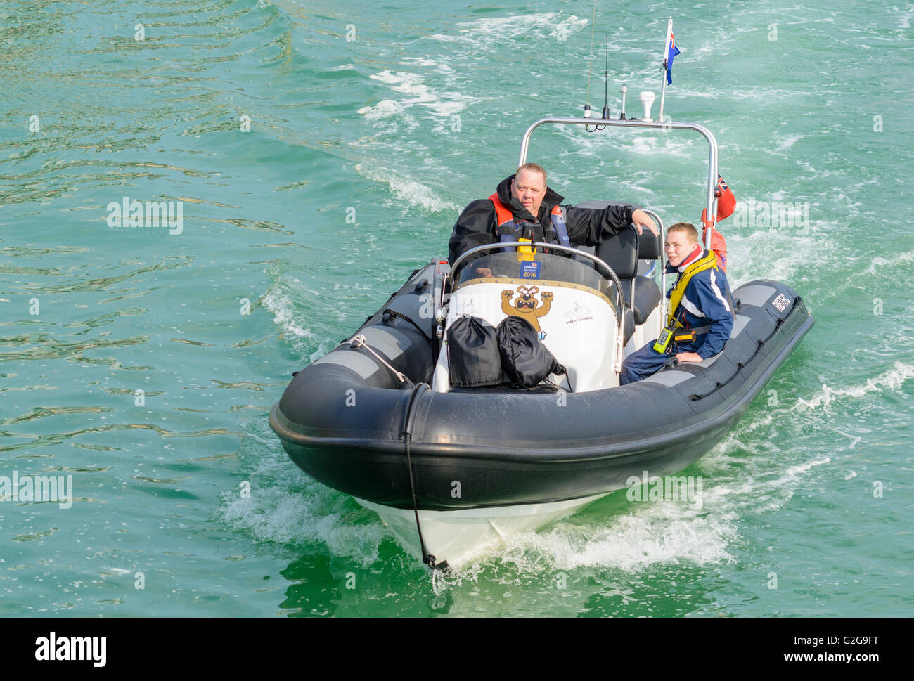 Key Largo voile accélérant le long d'une rivière. Banque D'Images