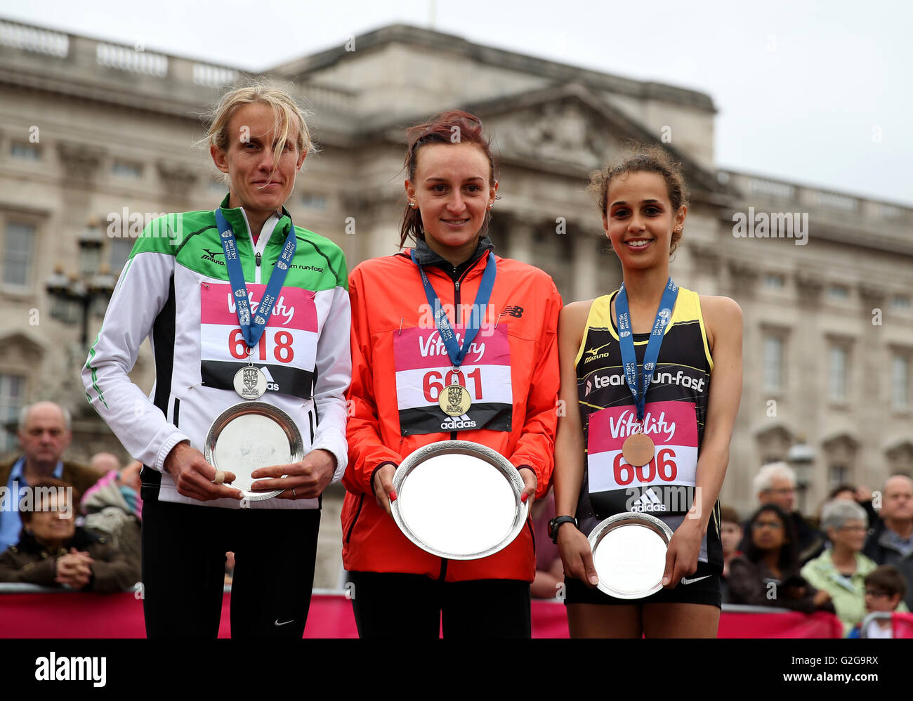 (De gauche à droite) la société britannique Rachel Felton, Lily Partridge et Hannah Walker célèbre avec leurs trophées des femmes après la course de 10k pendant la vitalité 2016 London 10 000. Banque D'Images