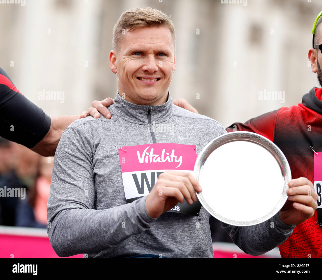 La société britannique David Weir célèbre avec son trophée après avoir remporté la course en fauteuil roulant 10 000 hommes au cours de la vitalité 2016 London 10 000. Banque D'Images