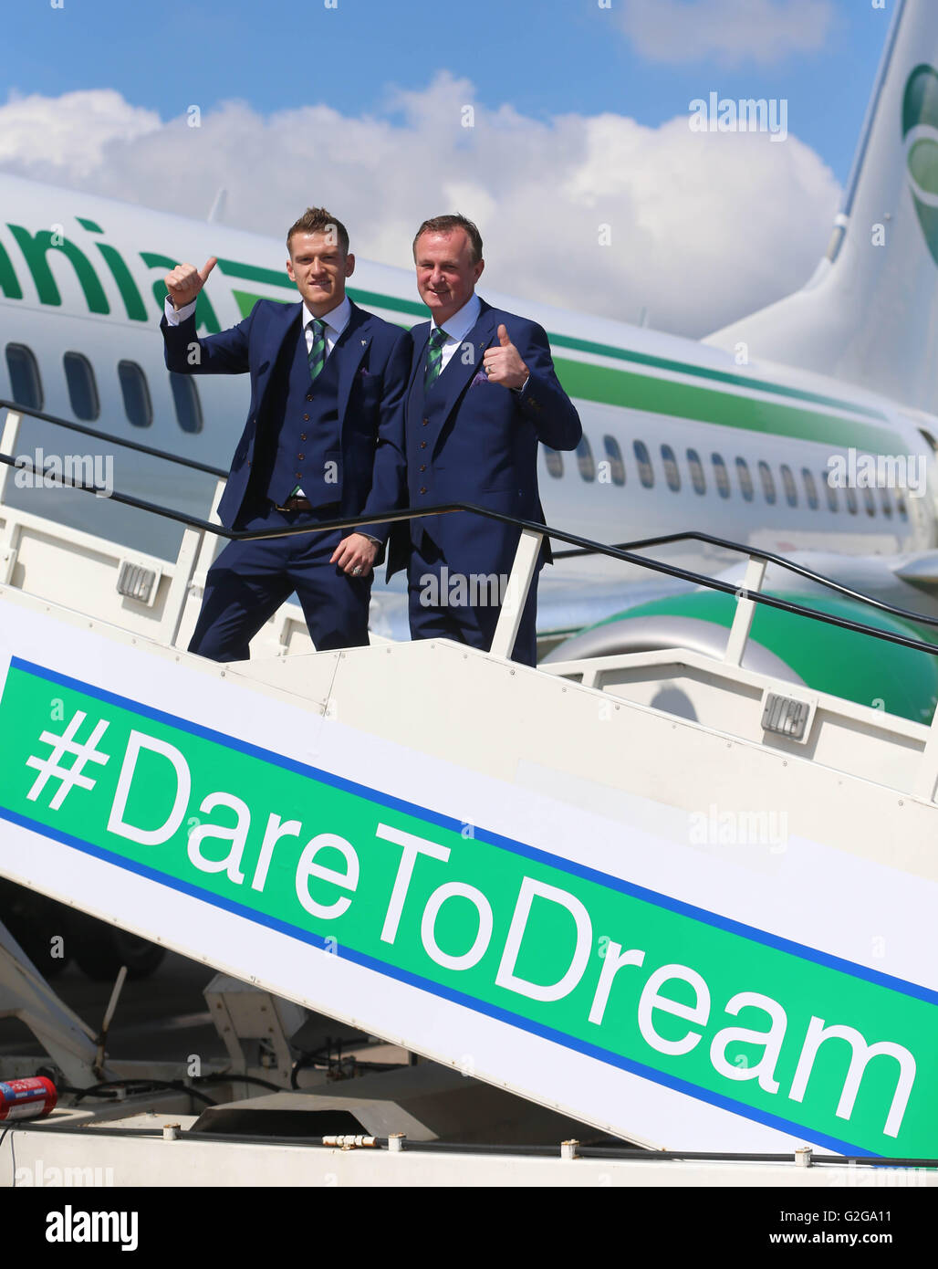 L'Irlande du Nord football Le capitaine Steven Davis (à gauche) et Manager de Michael O'Neill a leur avion pour leur camp d'entraînement de l'Euro 2016 en Autriche, à l'aéroport George Best Belfast City. Banque D'Images