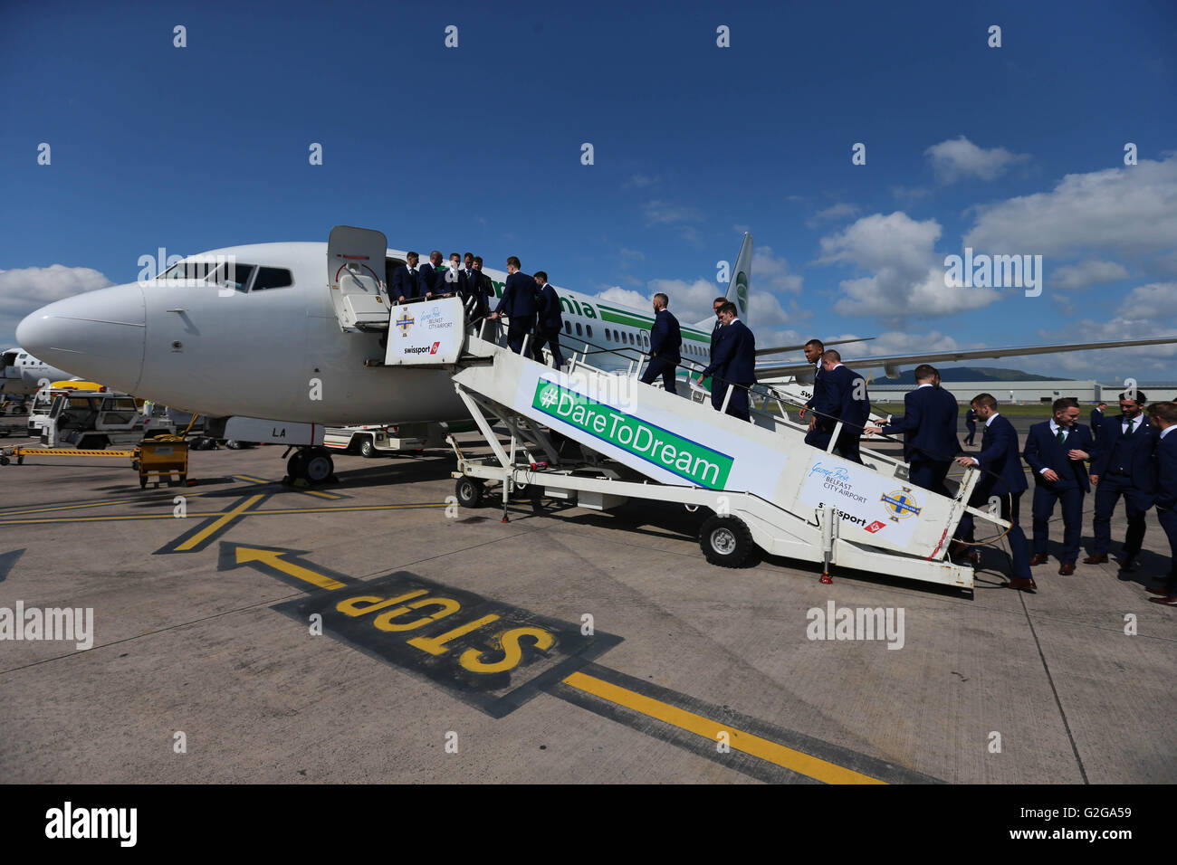 L'Irlande du Nord l'équipe de football de sélection leur avion pour leur camp d'entraînement de l'Euro 2016 en Autriche, à l'aéroport George Best Belfast City. Banque D'Images