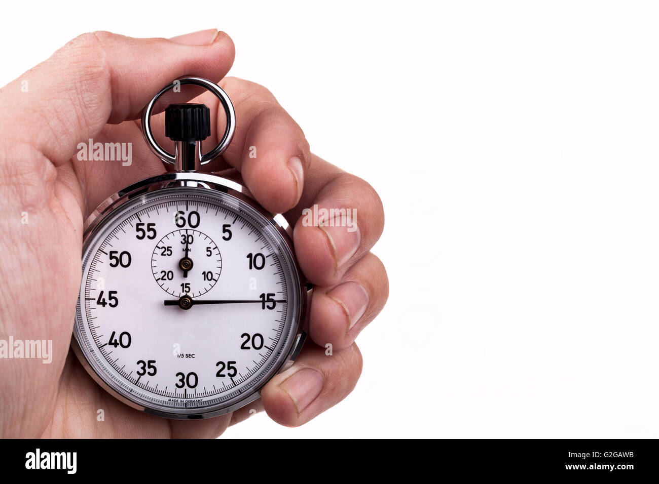 Chronomètre analogique rétro dans une main pointant sur 15 secondes isolé sur fond blanc Banque D'Images