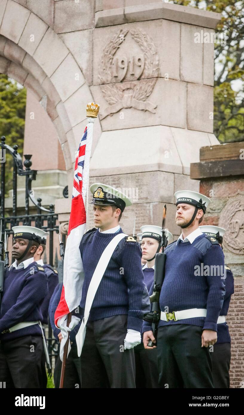 Membre des forces armées de répéter à l'extérieur de la cathédrale St Magnus, Orcades en Ecosse en amont d'une commémoration de la bataille du Jutland, la plus grande bataille navale de la Première Guerre mondiale. Banque D'Images