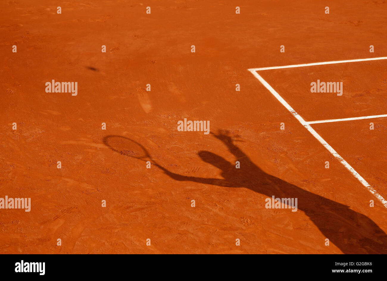 Ombre d'un joueur de tennis au service de la balle, Open de France 2013, tournoi du Grand Chelem de tennis de l'ITF, Roland Garros Banque D'Images