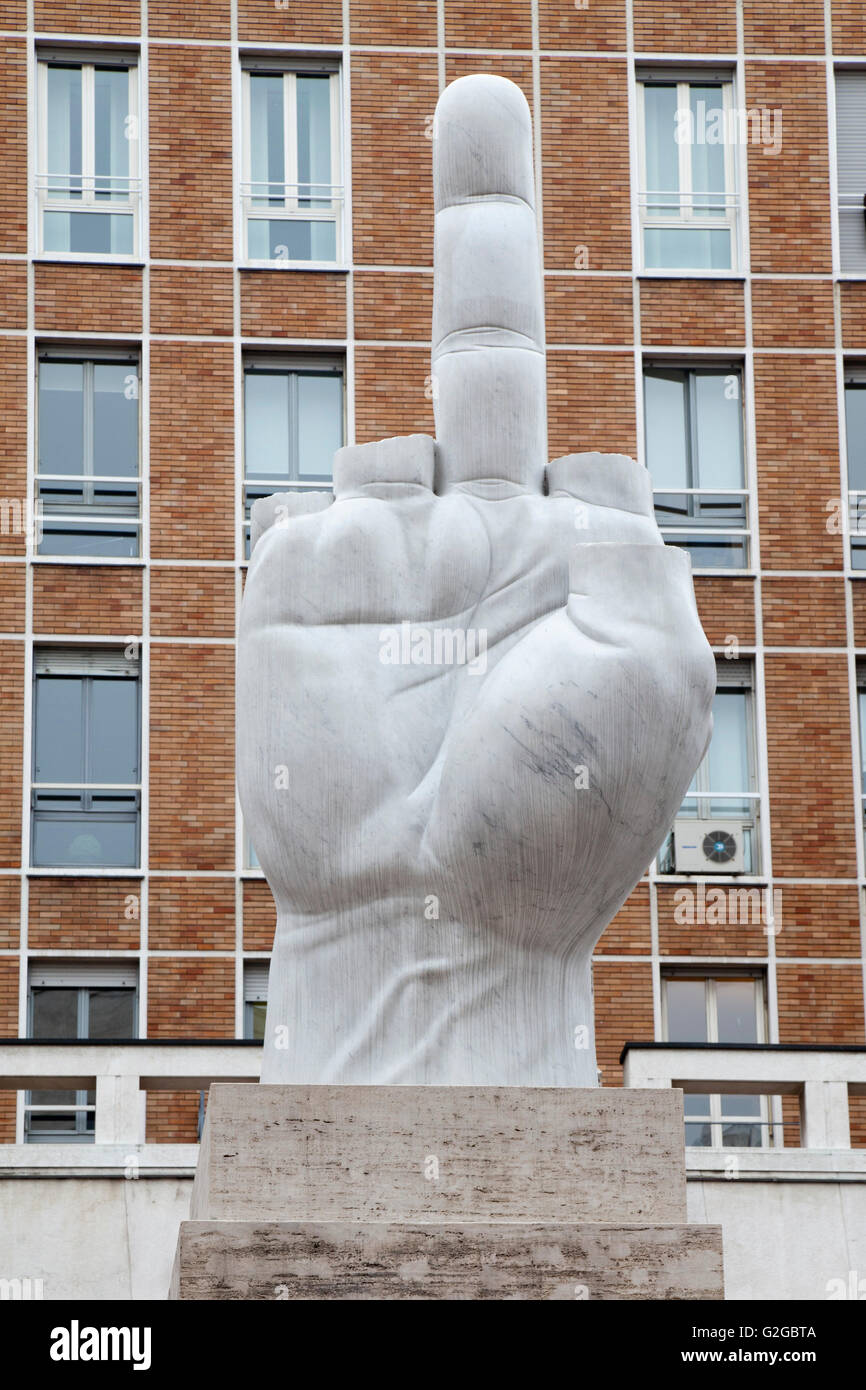 Sculpture "handicapé" par Maurizio Cattelan à Piazza degli Affari, Milan, Lombardie, Italie Banque D'Images