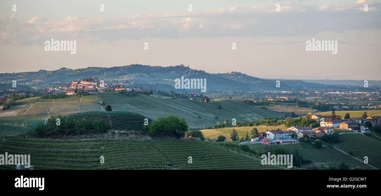 Avis de Barolo vignobles avec des collines du Roero en arrière-plan vu de la Morra Banque D'Images