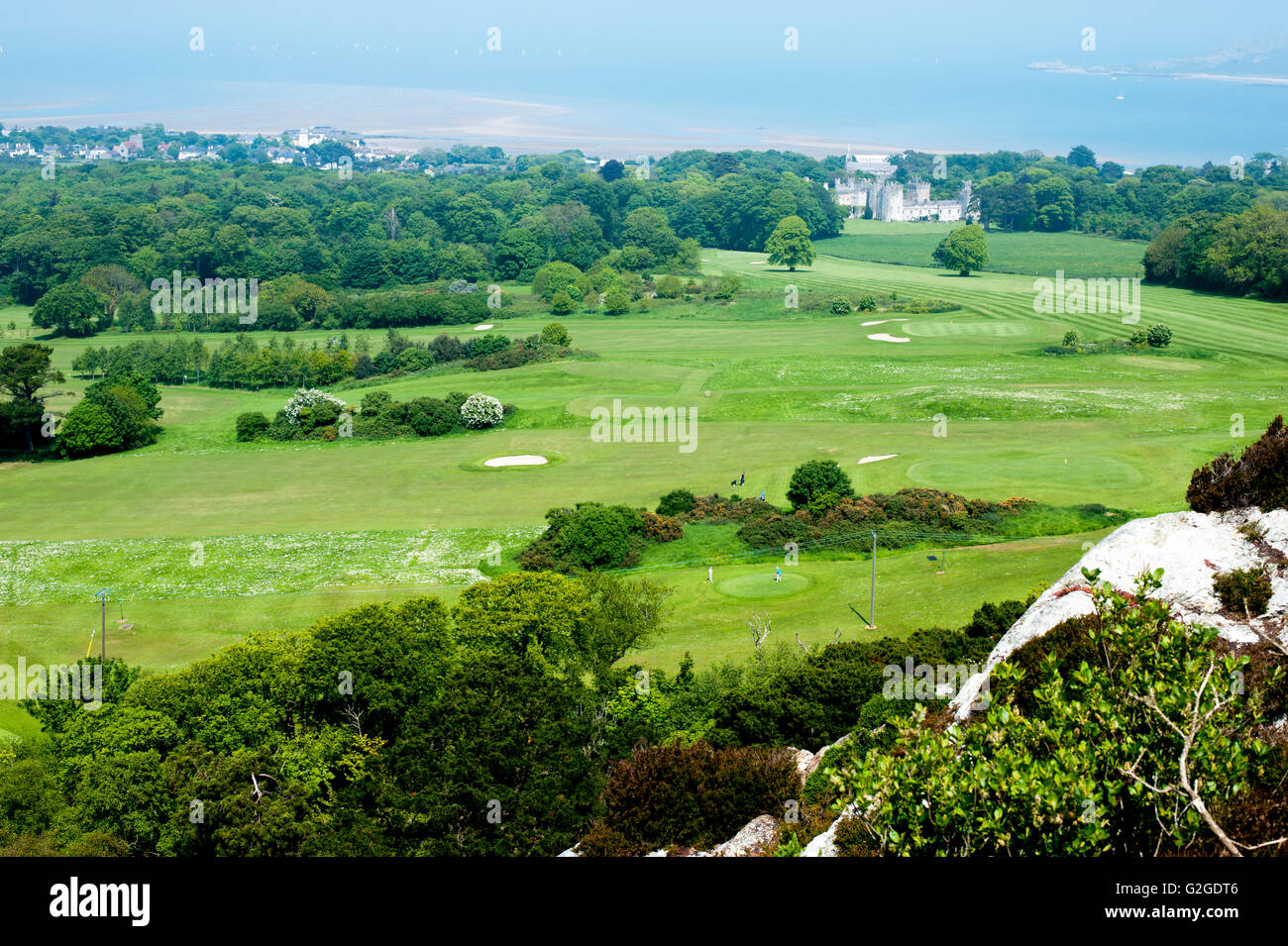 Dublin, Irlande - 29 mai, 2016. Vue du haut de la colline sur Deer château et plage de Howth , Banque D'Images