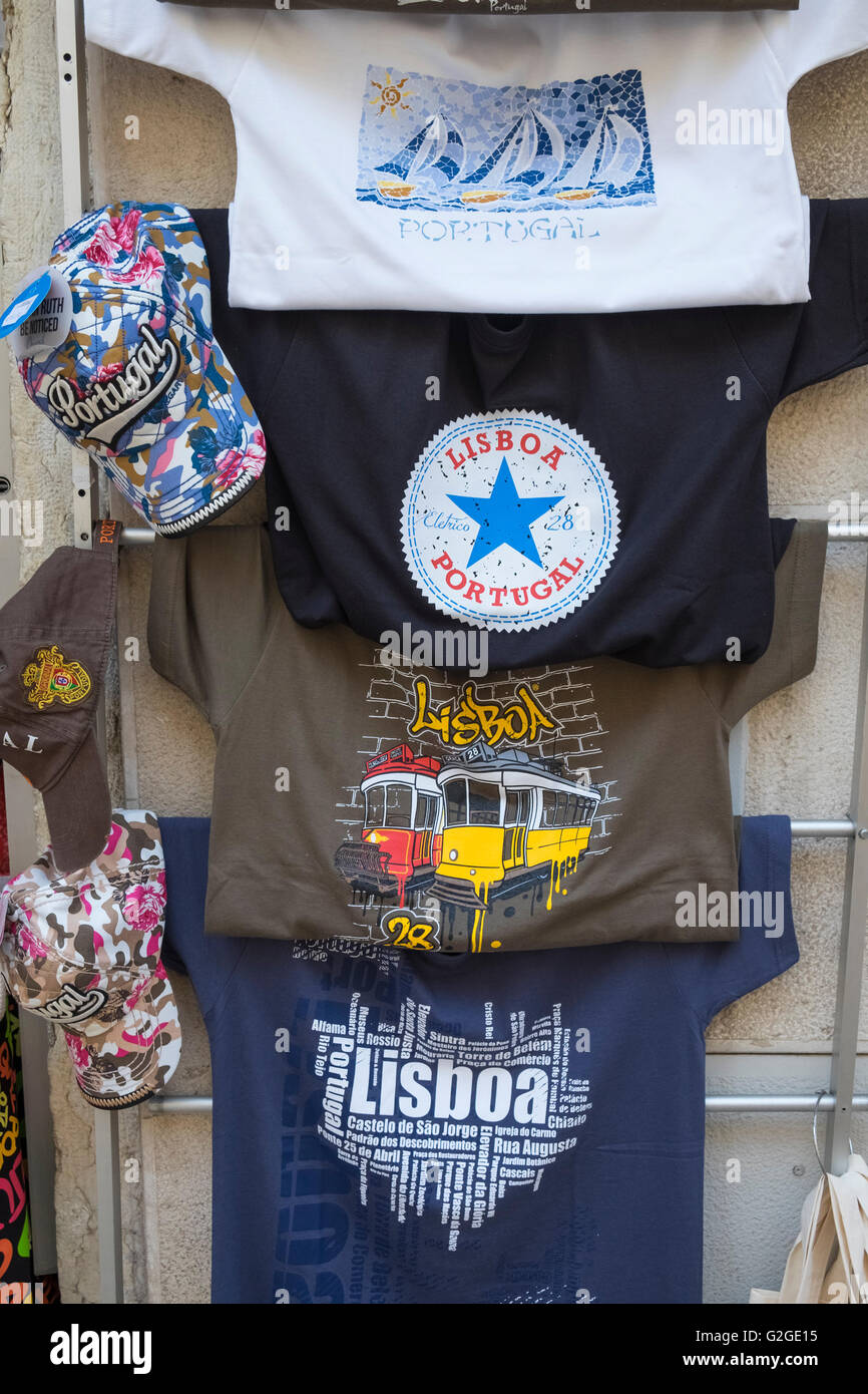 Souvenirs de Lisbonne t shirts et casquettes de baseball affiché à l'extérieur d'un magasin de souvenirs touristiques, Portugal Banque D'Images