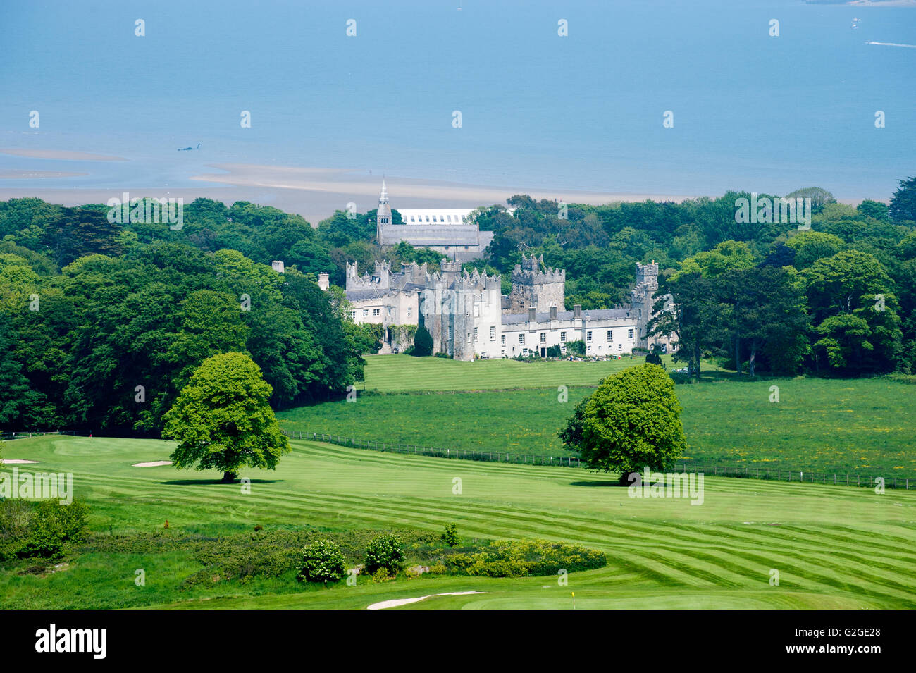 Dublin, Irlande - 29 mai, 2016. Vue du haut de la colline sur Deer château et plage de Howth , Banque D'Images