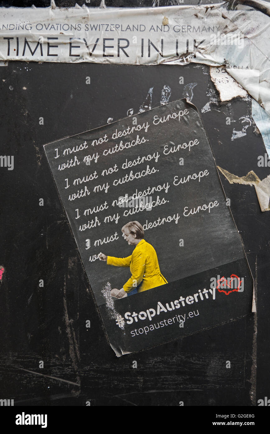 Autocollant anti-austérité avec Angela Merkel sur une litière bin à Édimbourg. Banque D'Images