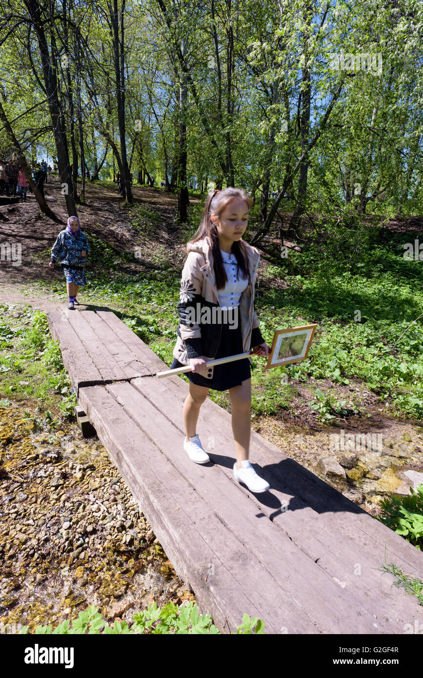 Jeune enfant russe holding a placard de son grand-père comme un soldat le jour de la victoire 9 mai 2016 en Russie Banque D'Images