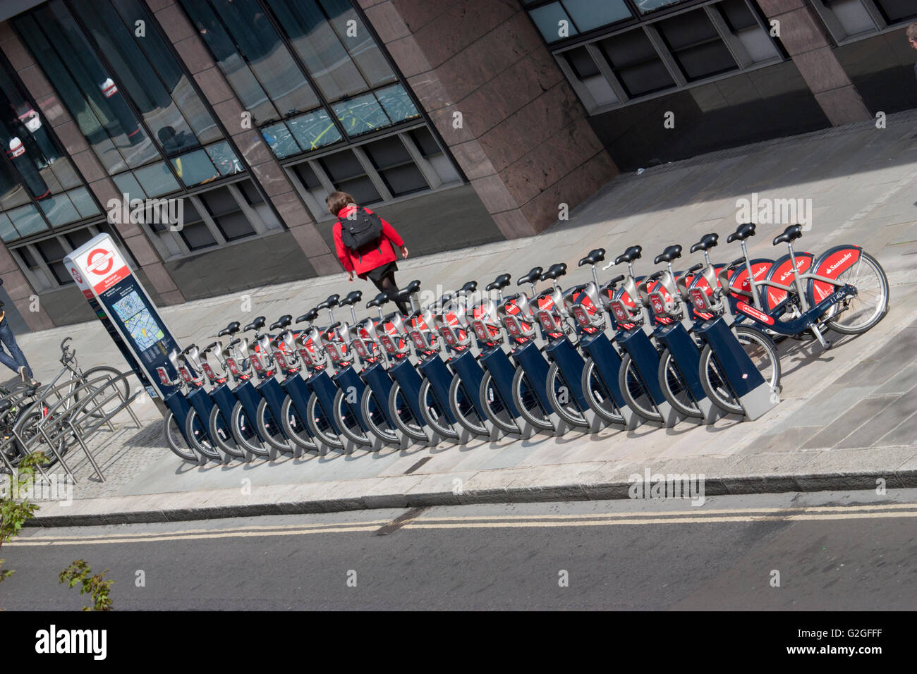 Des rangées de voitures de location de cycles avec le logo de la Banque Santander, connu à Londres comme Boris bikes Banque D'Images