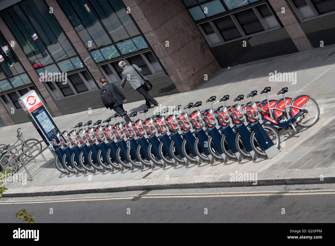 Des rangées de voitures de location de cycles avec le logo de la Banque Santander, connu à Londres comme Boris bikes Banque D'Images