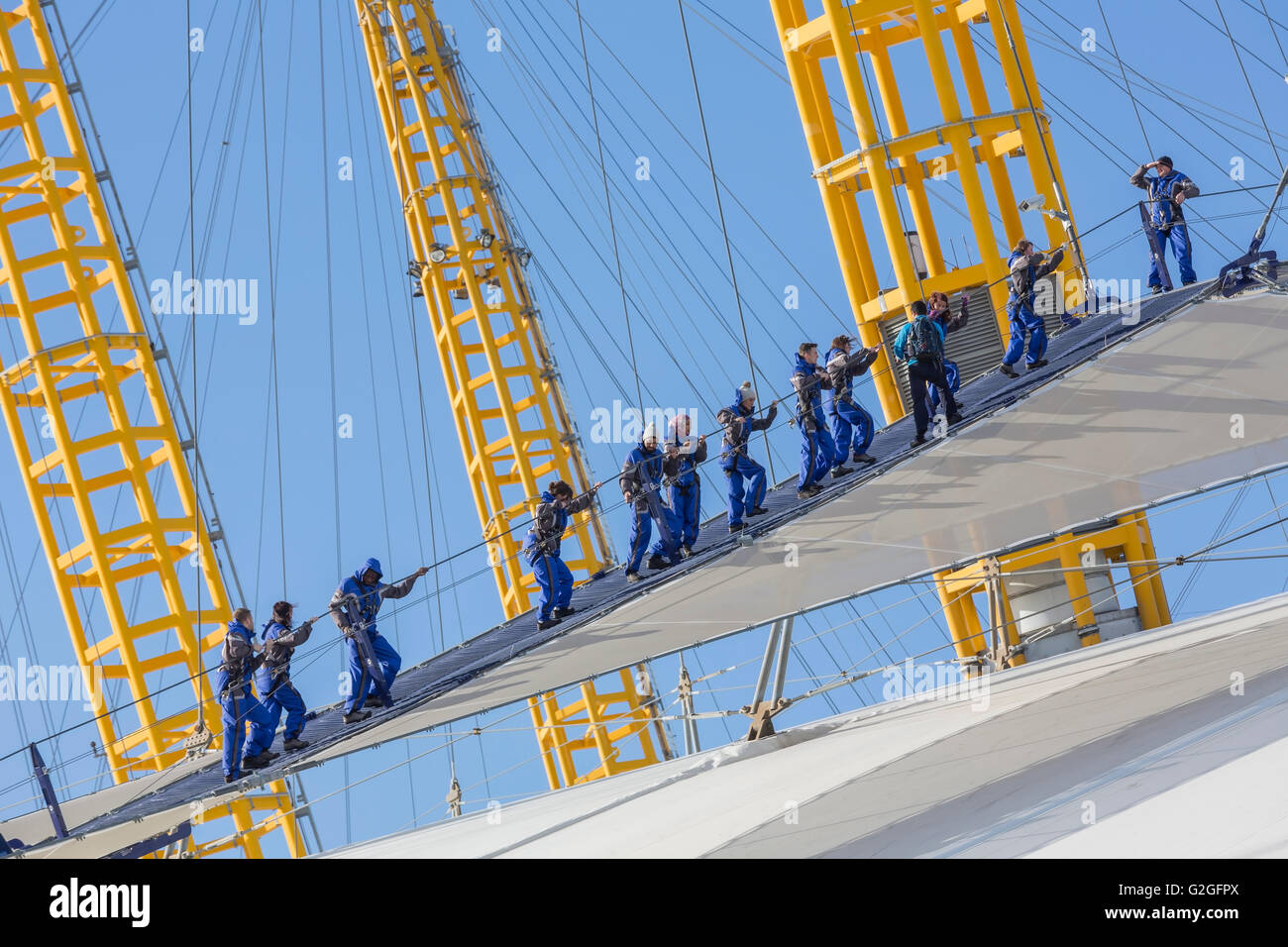 Le Skywalk randonnée personnes sur le toit de l'O2 Arena ou Millennium Dome à Londres Banque D'Images