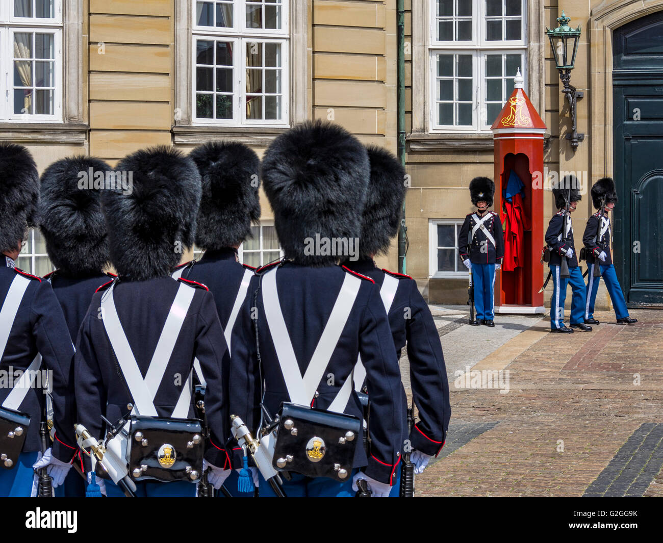 Les gardiens de la vie royale devant le Palais d'Amalienborg, Copenhague, Danemark, Europe Banque D'Images