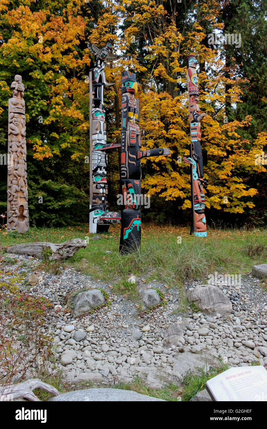 Totem dans Stanley Park avec de magnifiques feuilles d'érable de l'automne, Vancouver Banque D'Images