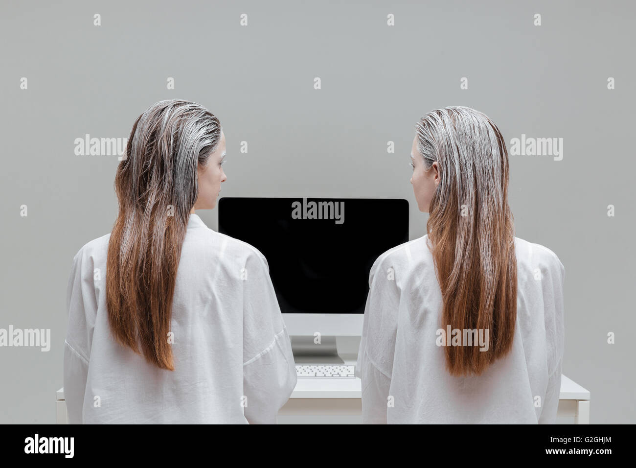 Deux femmes à la mystique de la mode à l'écran en blanc sur fond gris Banque D'Images
