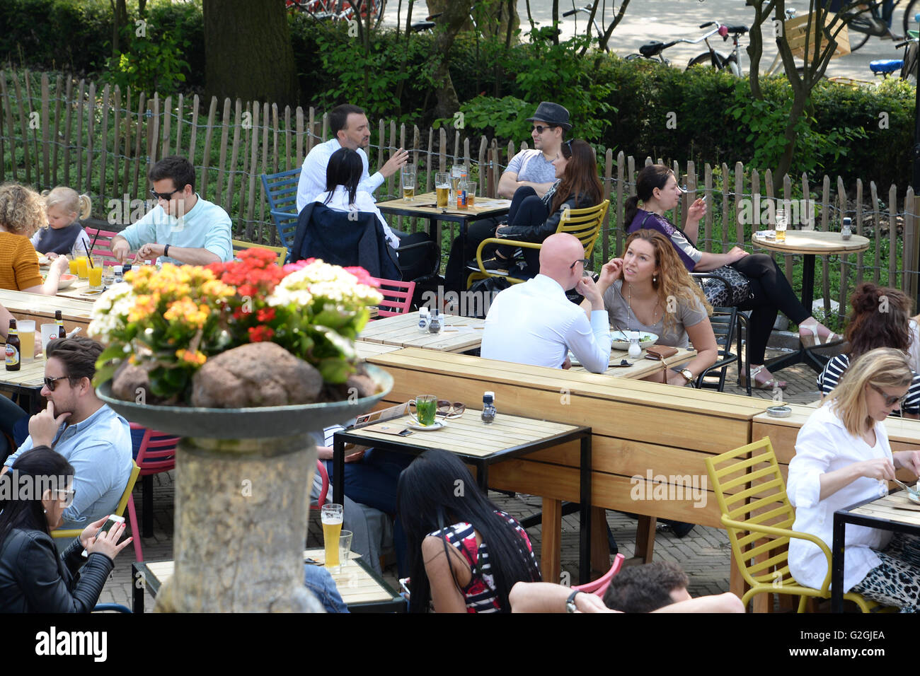 Vondelpark plus grand parc urbain à Amsterdam avec populaires occupé restaurant en plein air. Banque D'Images