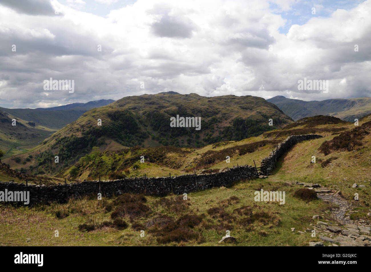 Dans le pays est typique de Lake District. Cette image a été prise au-dessus du hameau de Watendlath, Cumbria. Banque D'Images