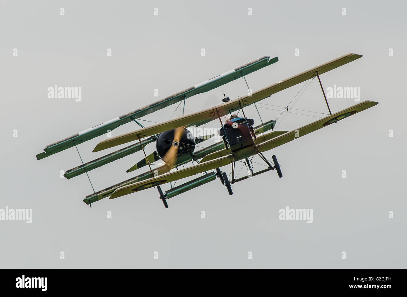L'allemand Fokker Dr.1 monte sur la queue d'un SE5 de la RAF allié lors d'une reconstitution de combat de chiens de la première Guerre mondiale lors d'une exposition aérienne Banque D'Images