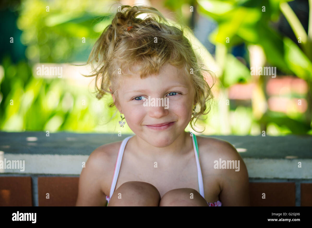 Belle blonde girl smiling droit Banque D'Images